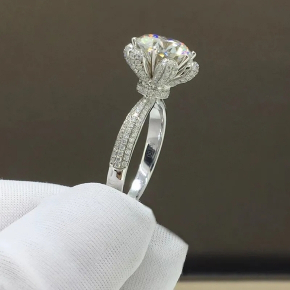 Certified Stunning Classic Round Moissanite Engagement Ring - Picture 5 of 7